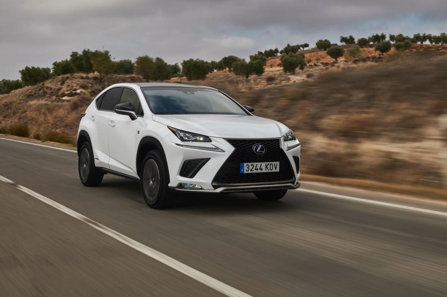  Lexus NX300h F-Sport 2017 года  (WW) (фото 4 из 20)